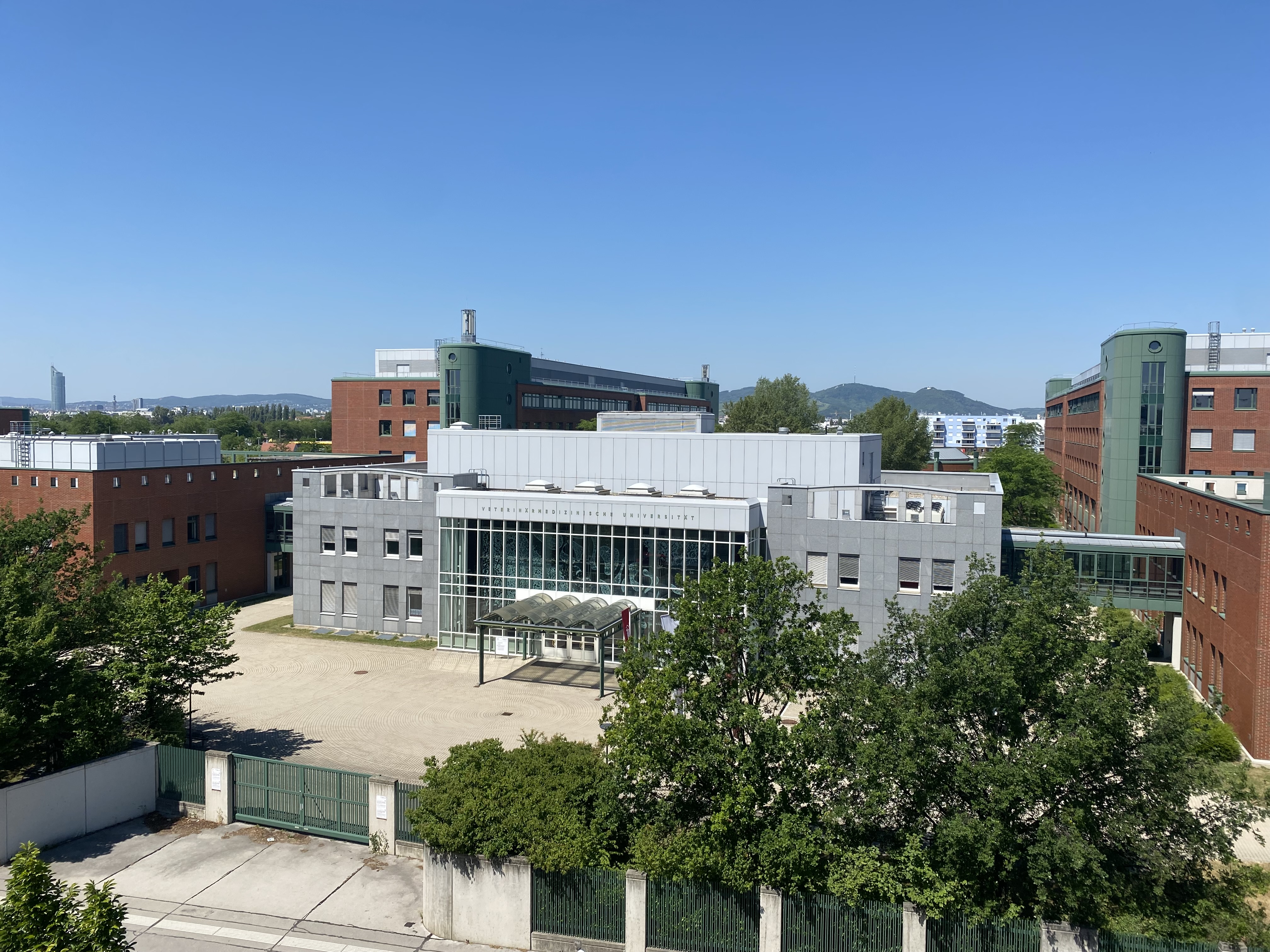 Ausblick auf die Vetmeduni und Wiener Hausberge